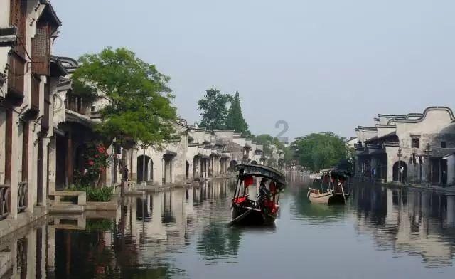 近日，甘肃，滑雪场内遇到唐僧师徒四人，乘坐滑雪缆车，工作人员急的大喊“八戒！安全杆拉下来！”